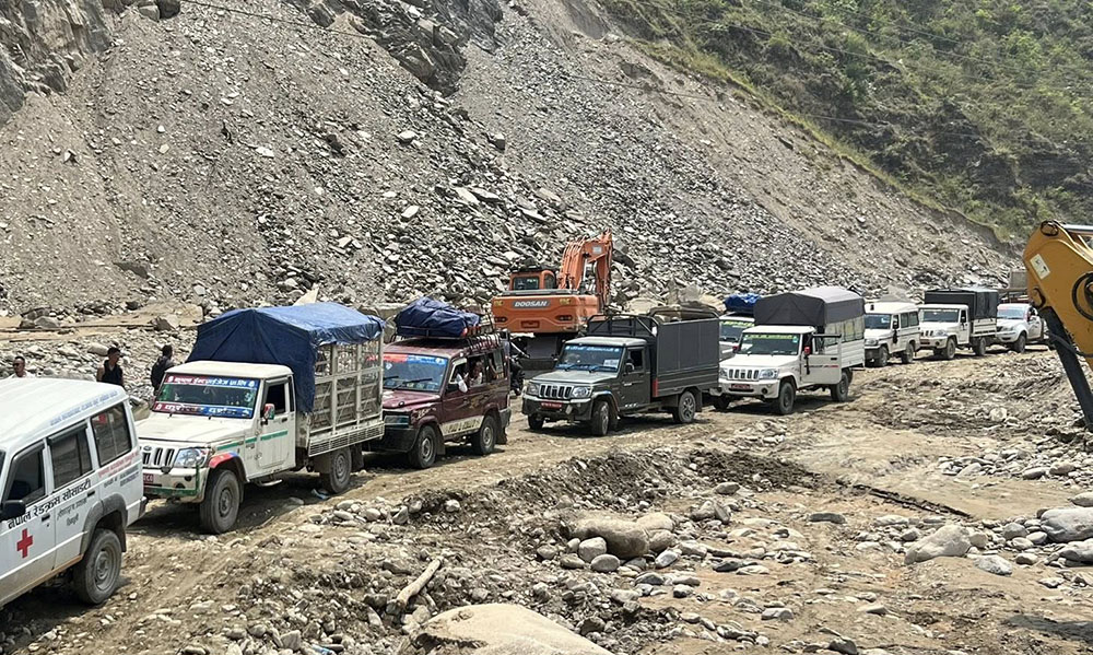 नार्के-दाउने सडकखण्ड पहिरोले अवरुद्ध, सवारी आवागमन ठप्प