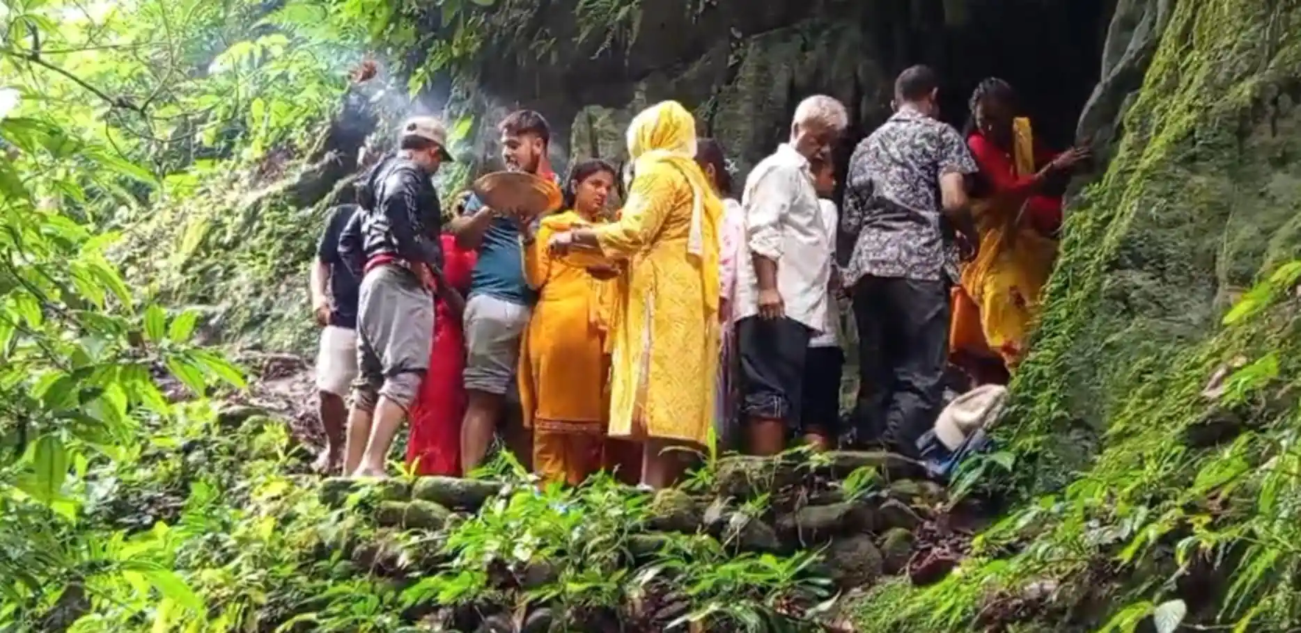 जाँते खोलाको रहस्यमय गुफाभित्र महादेव मन्दिर : सिन्धुलीको पर्यटकीय सम्भावना उजागर हुँदै