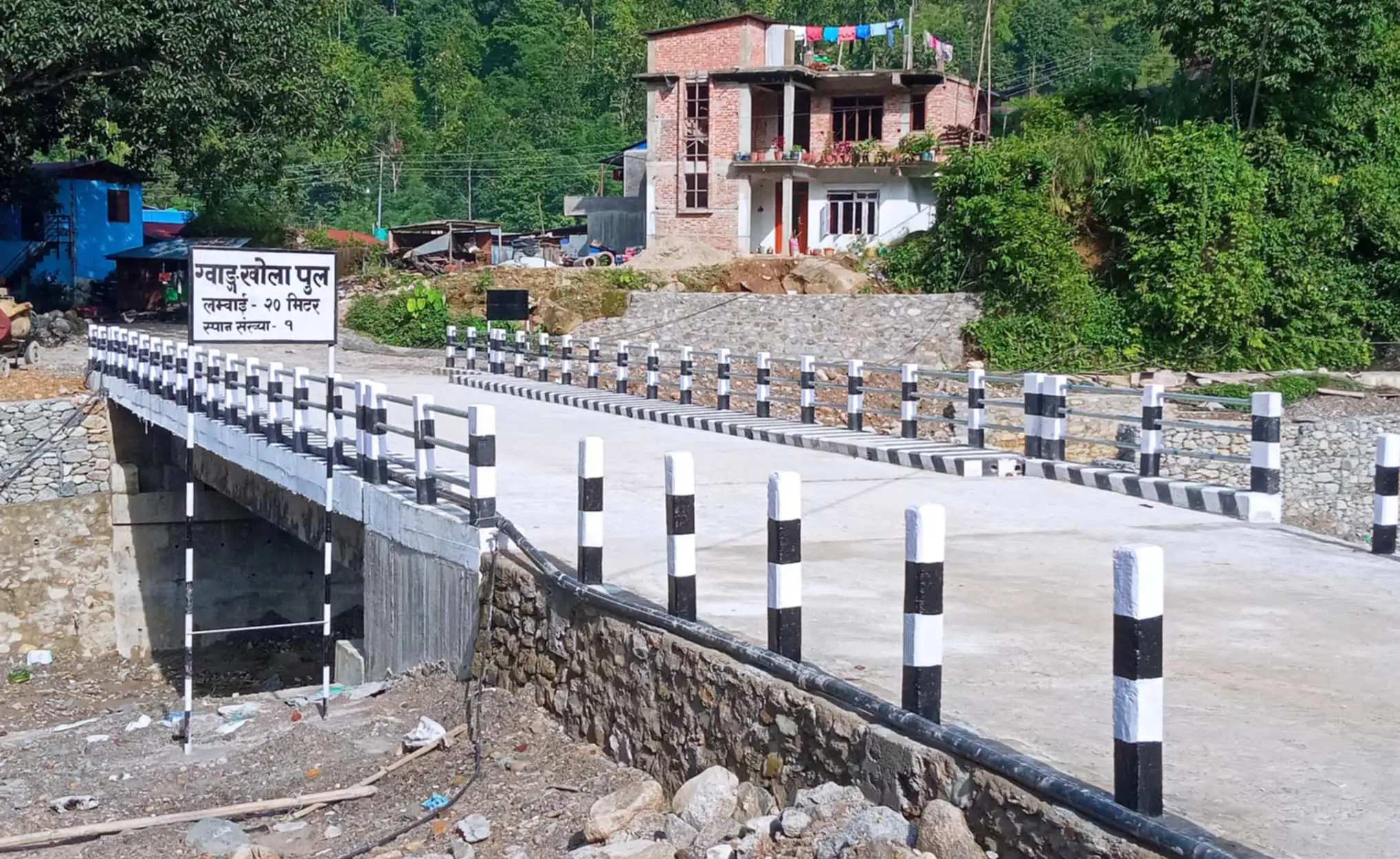 कमलामाई नगरपालिका–२ चियाबारीस्थित ग्वाङ्खोलामा यो बर्ष निर्माण भएको पक्कि पुल । तस्बिर : बाबुराम देवकोटा, सिन्धुली