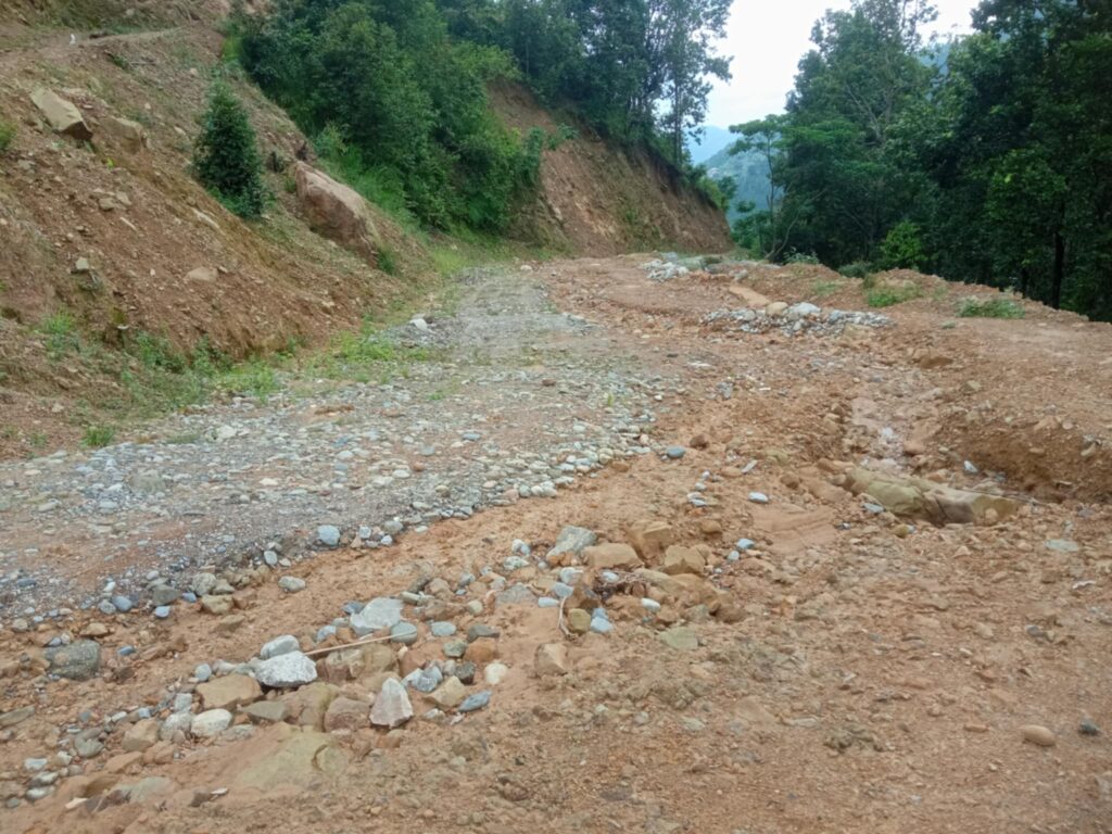 लाखौ खर्चेर निर्माण गरेका सडक गाडी नचल्दै भत्किएर लथालिङ्ग