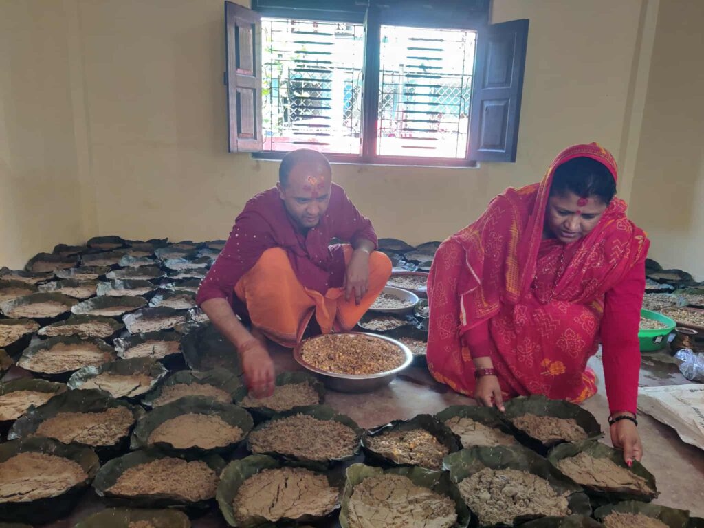 कमलामाई नगरपालिका–५ स्थित कालिमाई मन्दिरमा सोमबार राखिएको सामूहिक जमरा । तस्बिर ः बाबुराम देवकोटा, सिन्धुली
