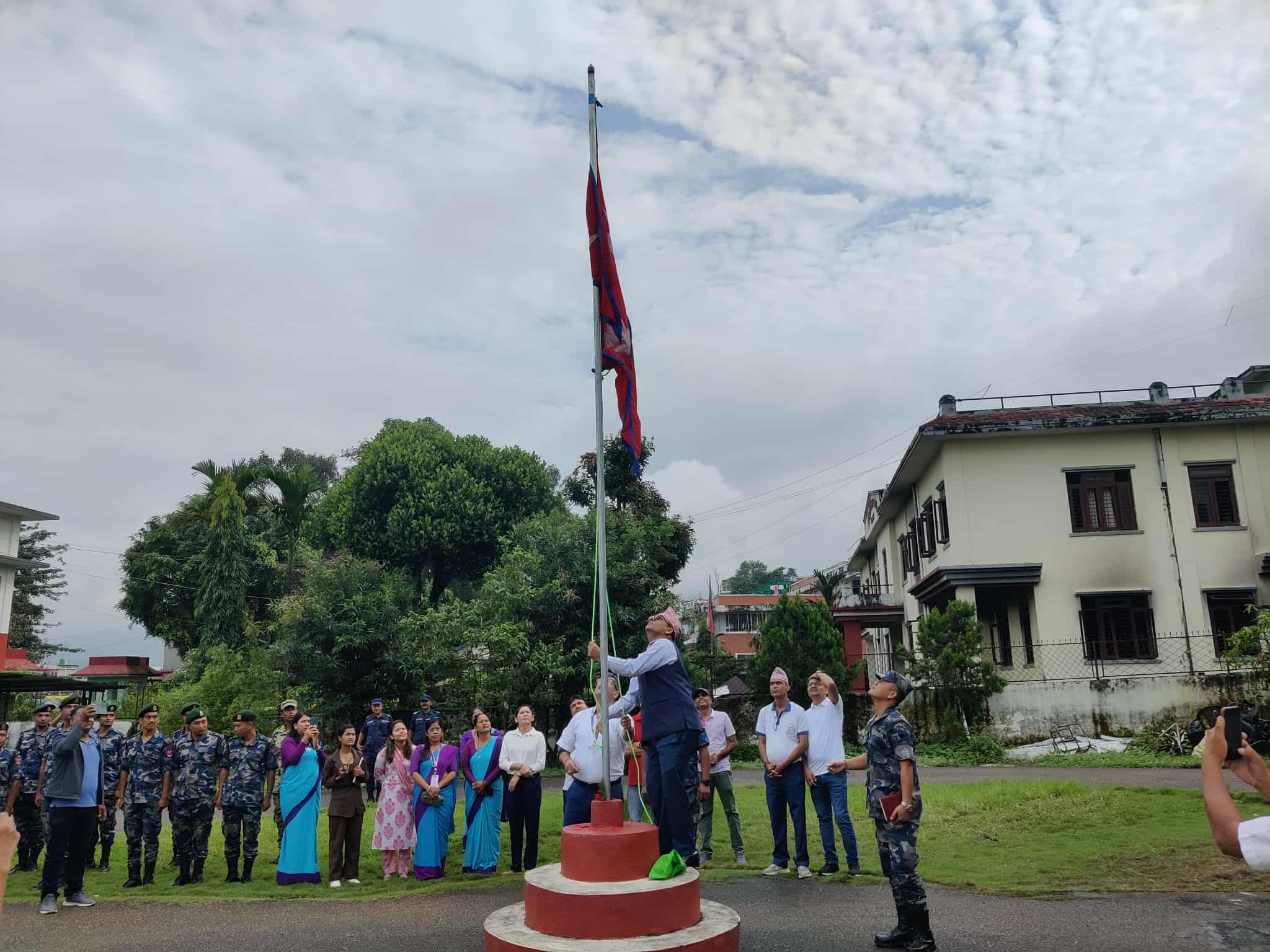 सिन्धुलीमा संविधान दिवसमा राष्ट्रिय झण्डा झण्डोत्तलन