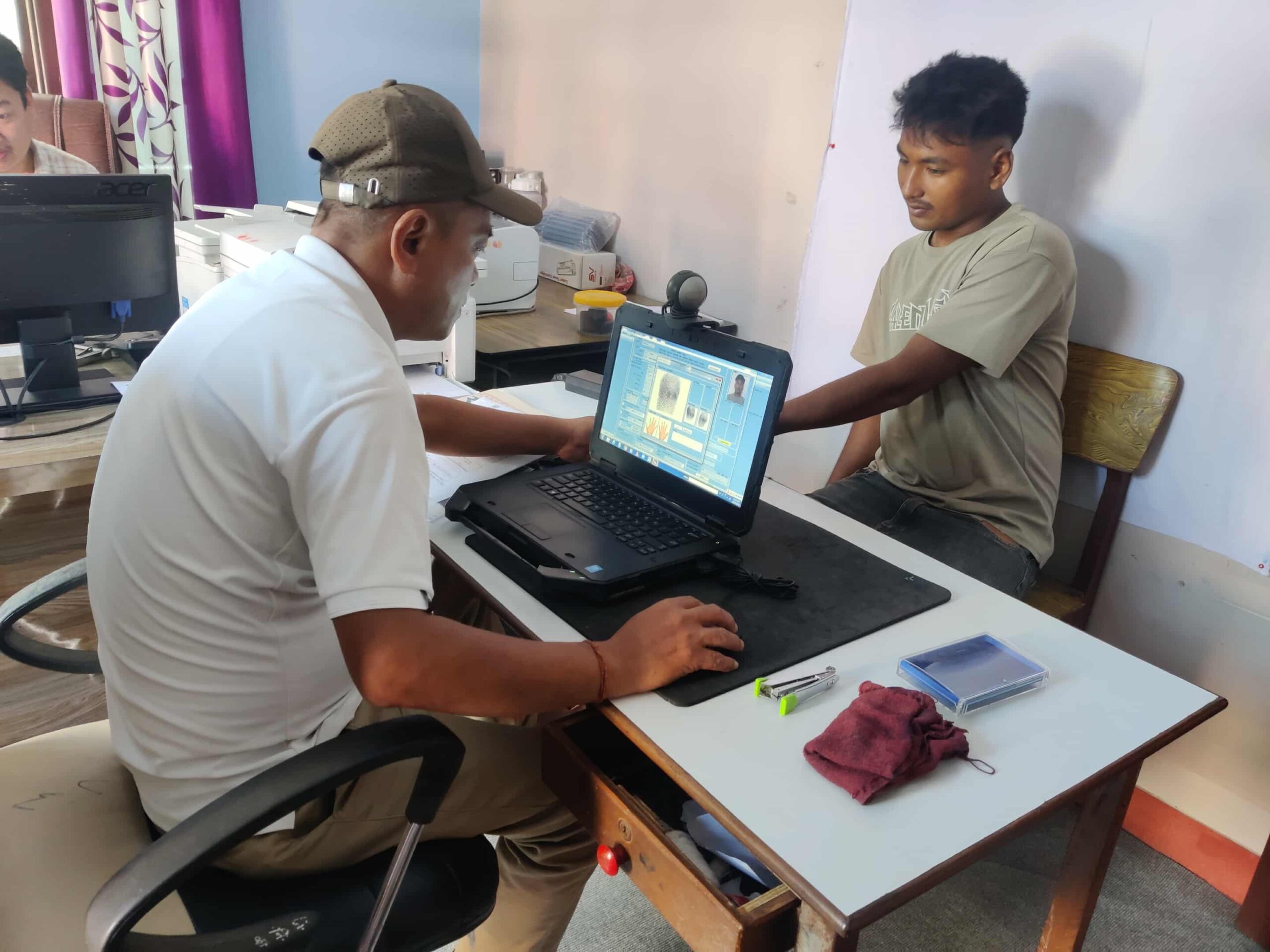 प्रतिनिधिसभा सदस्यको फागुन २१ गते हुने निर्वाचनका लागि सिन्धुलीमा मतदाता नामावली दर्ता र अद्यावधिक कार्य उत्साहजनक बनेको छ। दशैंपछि दैनिक सयौं नयाँ मतदाताले नाम दर्ता गराइरहेका छन्। अधिकांश युवा मतदाताले पहिलोपटक आफ्नो मताधिकार सुरक्षित गर्न चासो देखाएका छन्।