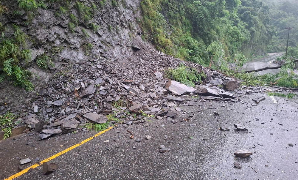 नारायणगढ–मुग्लिन सडकमा फेरि पहिरो, अर्को सूचना नभएसम्म सवारी सञ्चालन रोक
